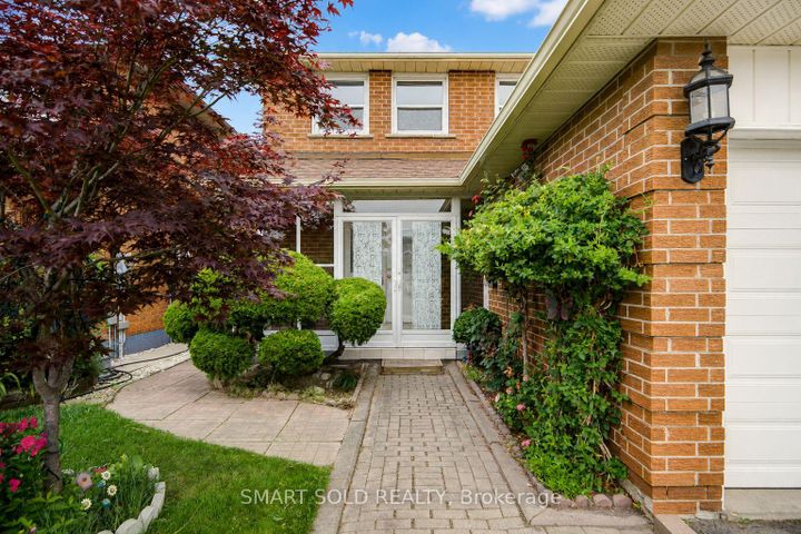 Photo 2 at 837 Queensbridge Drive, Creditview, Mississauga