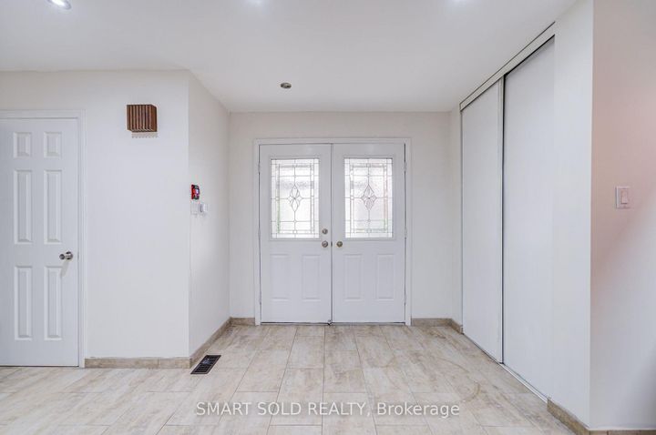 Photo 3 at 837 Queensbridge Drive, Creditview, Mississauga
