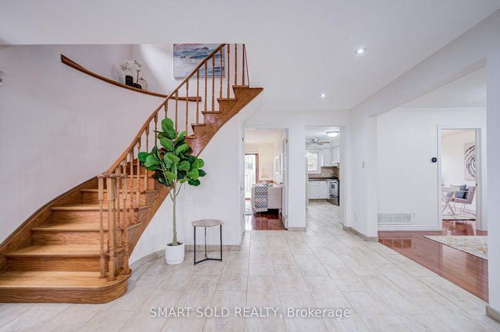 Photo 4 at 837 Queensbridge Drive, Creditview, Mississauga
