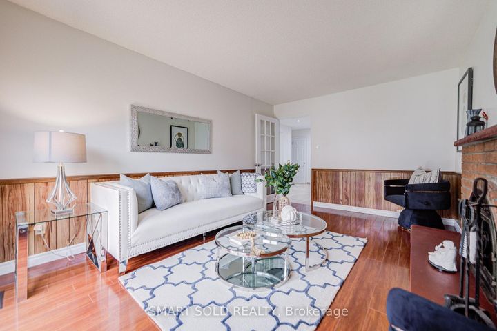 Photo 7 at 837 Queensbridge Drive, Creditview, Mississauga
