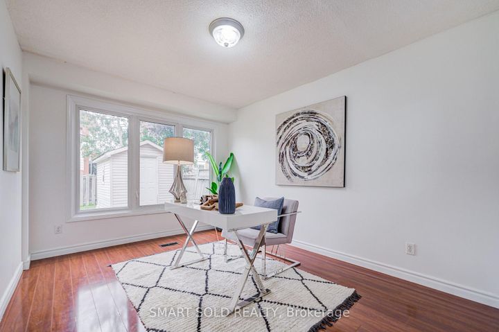 Photo 9 at 837 Queensbridge Drive, Creditview, Mississauga