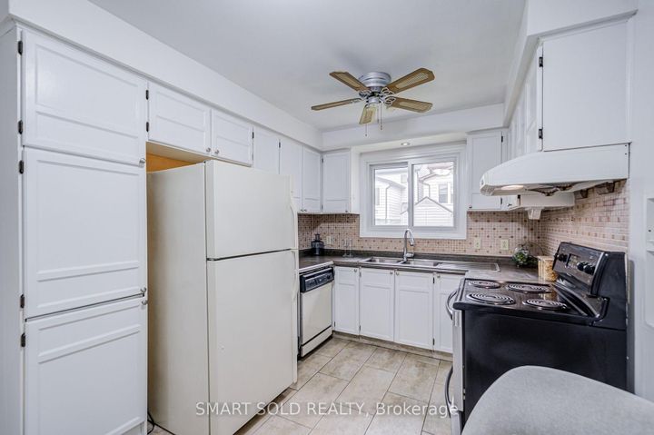 Photo 10 at 837 Queensbridge Drive, Creditview, Mississauga