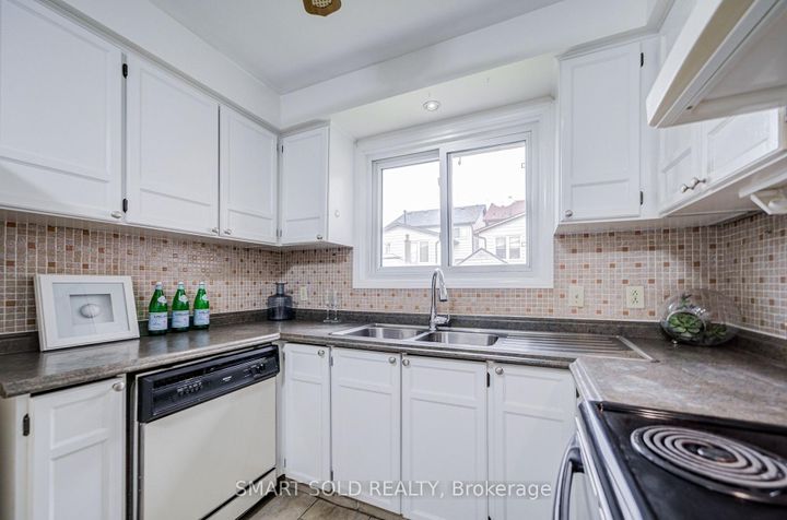 Photo 11 at 837 Queensbridge Drive, Creditview, Mississauga