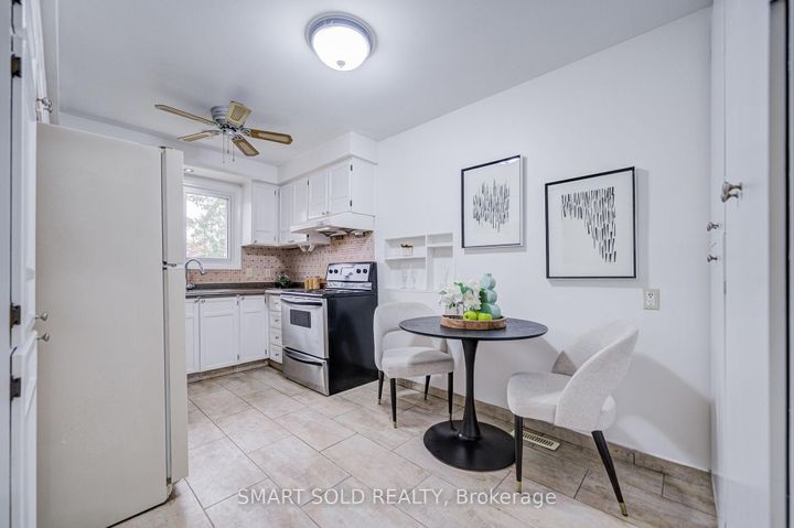 Photo 12 at 837 Queensbridge Drive, Creditview, Mississauga