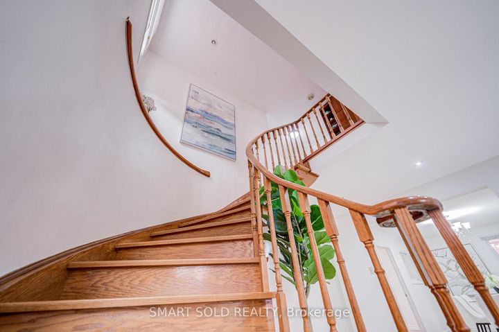 Photo 17 at 837 Queensbridge Drive, Creditview, Mississauga