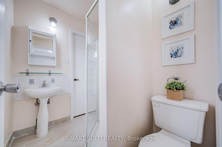 Photo 21 at 837 Queensbridge Drive, Creditview, Mississauga