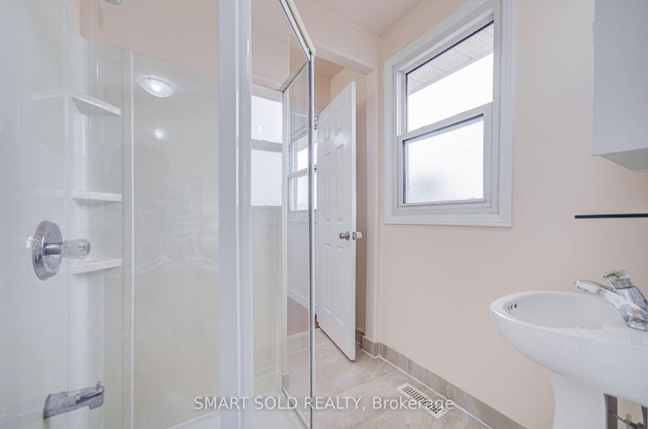 Photo 22 at 837 Queensbridge Drive, Creditview, Mississauga