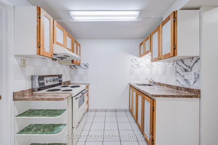 Photo 32 at 837 Queensbridge Drive, Creditview, Mississauga