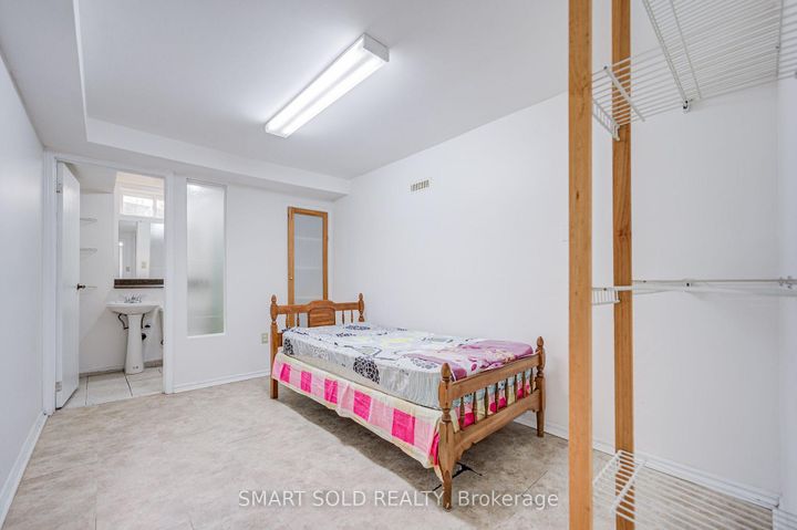 Photo 36 at 837 Queensbridge Drive, Creditview, Mississauga