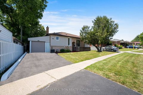 Photo 1 at 6 Stephenfrank Road, Bendale, Toronto