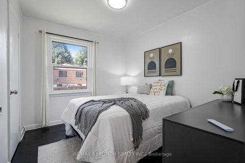 Photo 17 at 6 Stephenfrank Road, Bendale, Toronto