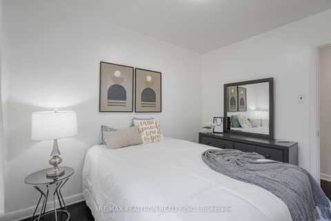 Photo 19 at 6 Stephenfrank Road, Bendale, Toronto