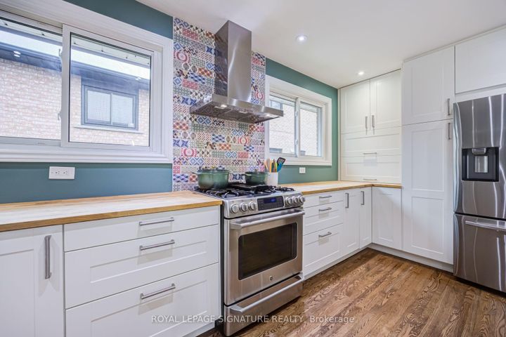 Photo 8 at 199 Chalfield Lane, Rathwood, Mississauga