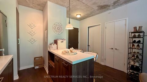 Photo 2 at 201 - 560 King Street W, Waterfront Communities C1, Toronto