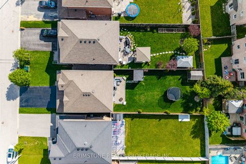 Photo 39 at 15 Lowry Court, Edgehill Drive, Barrie