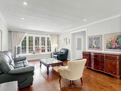 Photo 2 at 41 Burnview Crescent, Woburn, Toronto