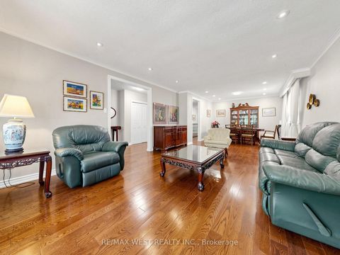 Photo 4 at 41 Burnview Crescent, Woburn, Toronto