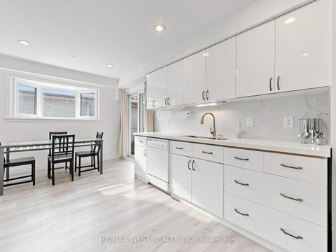Photo 5 at 41 Burnview Crescent, Woburn, Toronto