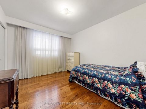 Photo 11 at 41 Burnview Crescent, Woburn, Toronto