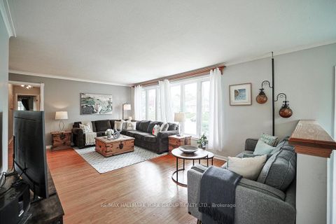 Photo 16 at 689 Sunnypoint Drive, Leslie Valley, Newmarket