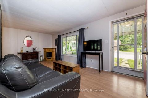 Photo 2 at 28 Flora Court, Rural Innisfil, Innisfil