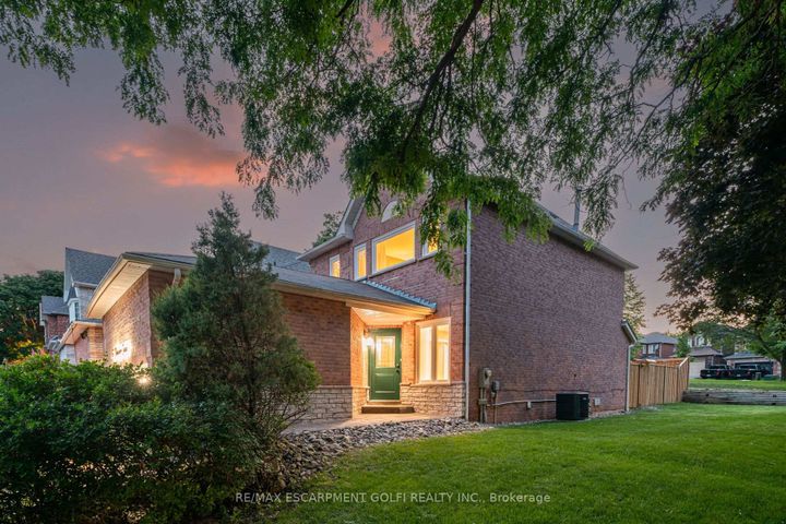 Photo 1 at 1190 Windgrove Square, Liverpool, Pickering