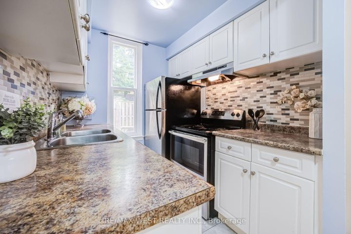 Photo 6 at 3226 - 3226 The Credit Woodlands, Erindale, Mississauga