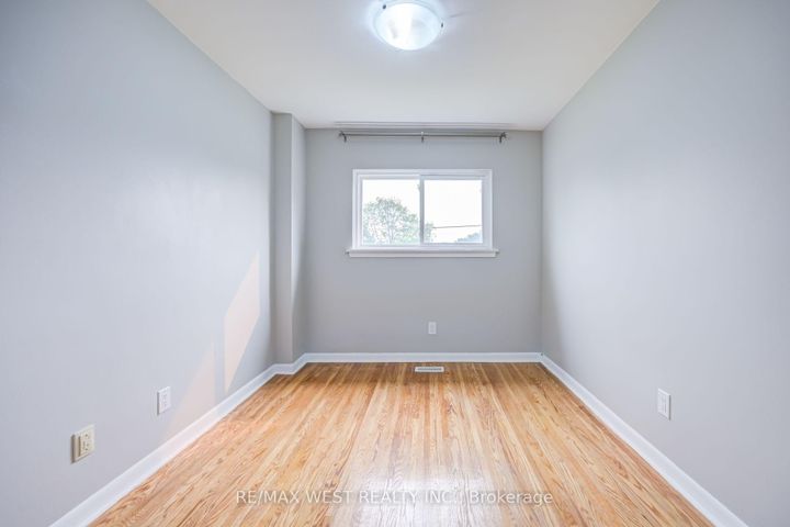 Photo 14 at 3226 - 3226 The Credit Woodlands, Erindale, Mississauga