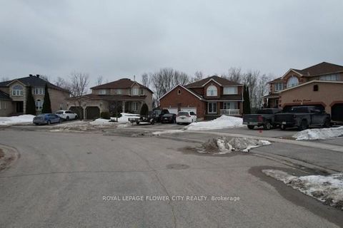 Photo 2 at 43 Carley Crescent, Painswick South, Barrie