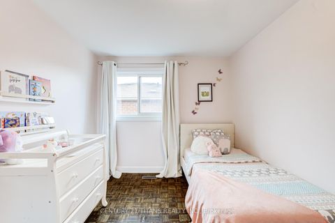 Photo 25 at 6 Blossom Court, West Woodbridge, Vaughan