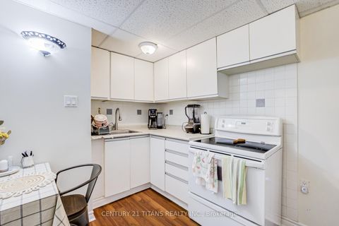 Photo 39 at 6 Blossom Court, West Woodbridge, Vaughan