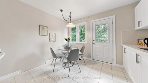 Photo 11 at 40 Ravencliff Crescent, Sullivan, Toronto