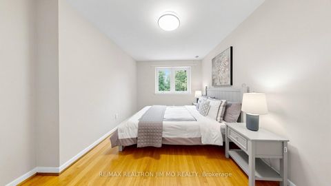 Photo 17 at 40 Ravencliff Crescent, Sullivan, Toronto