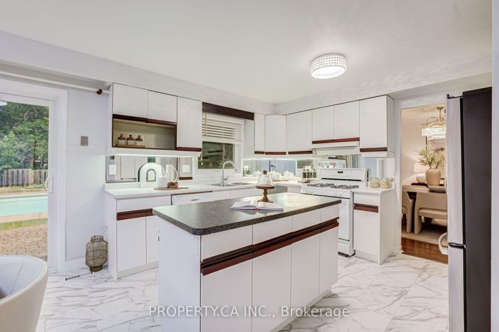 Photo 11 at 143 Cambridge Crescent, South Richvale, Richmond Hill