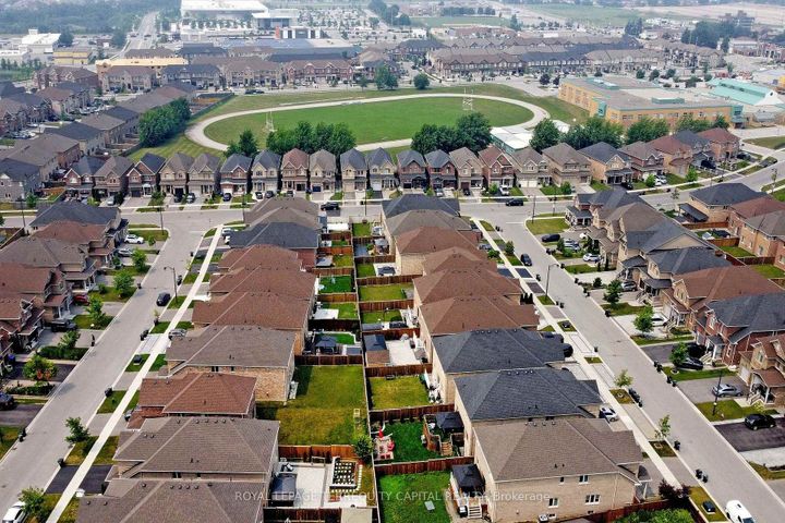 Photo 2 at 124 Milby Crescent, Bradford, Bradford West Gwillimbury