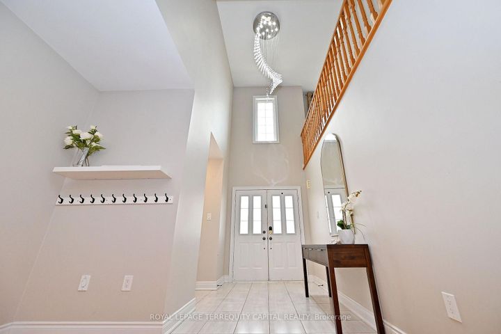 Photo 3 at 124 Milby Crescent, Bradford, Bradford West Gwillimbury