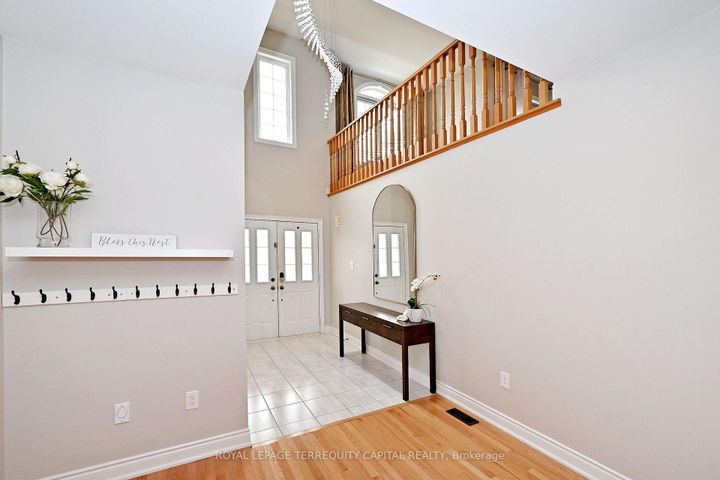 Photo 4 at 124 Milby Crescent, Bradford, Bradford West Gwillimbury