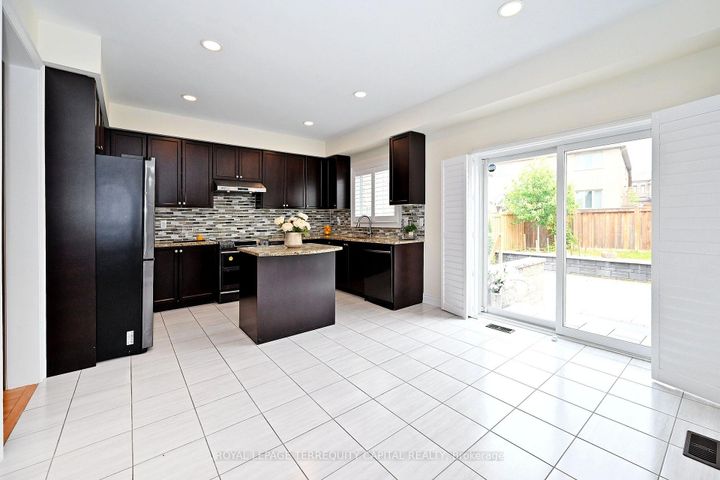 Photo 10 at 124 Milby Crescent, Bradford, Bradford West Gwillimbury