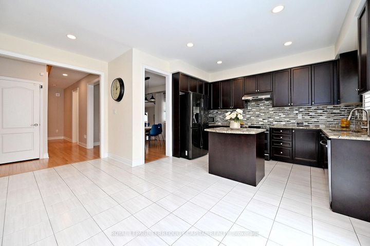 Photo 11 at 124 Milby Crescent, Bradford, Bradford West Gwillimbury