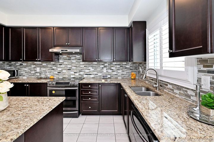 Photo 12 at 124 Milby Crescent, Bradford, Bradford West Gwillimbury