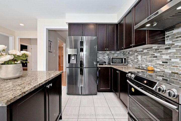 Photo 13 at 124 Milby Crescent, Bradford, Bradford West Gwillimbury