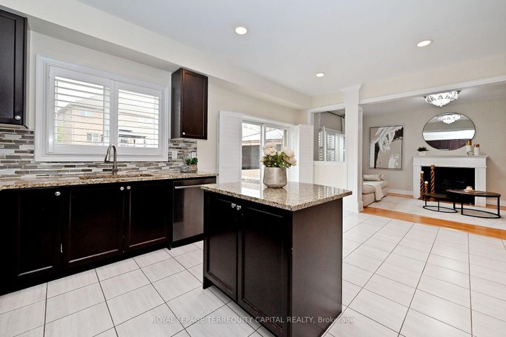 Photo 14 at 124 Milby Crescent, Bradford, Bradford West Gwillimbury