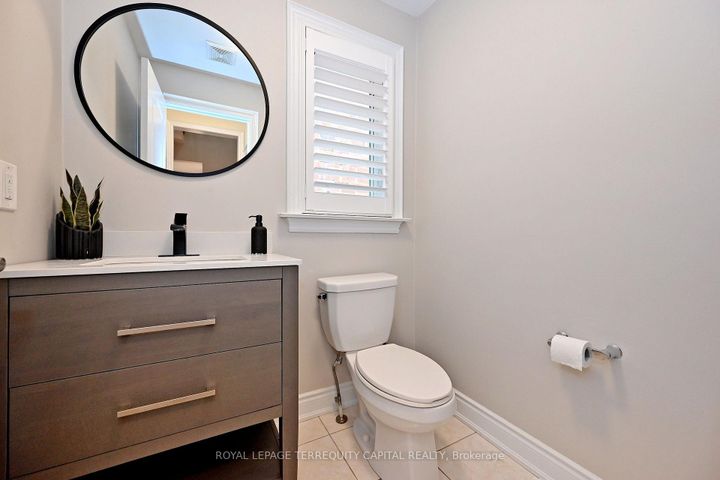 Photo 22 at 124 Milby Crescent, Bradford, Bradford West Gwillimbury
