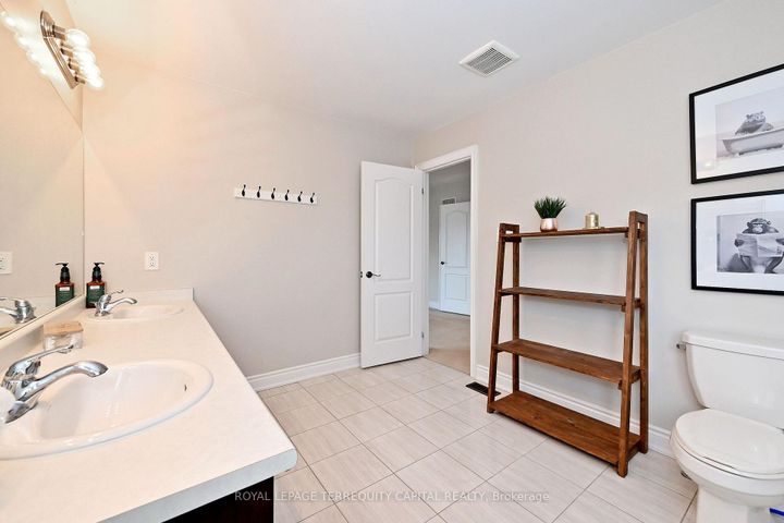 Photo 33 at 124 Milby Crescent, Bradford, Bradford West Gwillimbury
