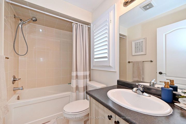 Photo 41 at 124 Milby Crescent, Bradford, Bradford West Gwillimbury