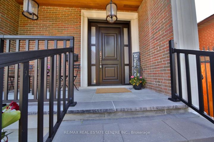 Photo 3 at 1098 Meredith Avenue, Lakeview, Mississauga
