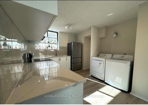 Photo 3 at 303 - 665 Kennedy Road, Kennedy Park, Toronto