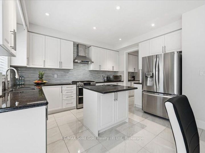 Photo 9 at 39 Avanti Crescent, Waterdown, Hamilton
