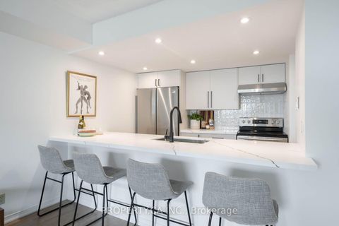 Photo 4 at 1111 - 77 Harbour Square, Waterfront Communities C1, Toronto