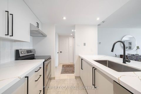 Photo 6 at 1111 - 77 Harbour Square, Waterfront Communities C1, Toronto